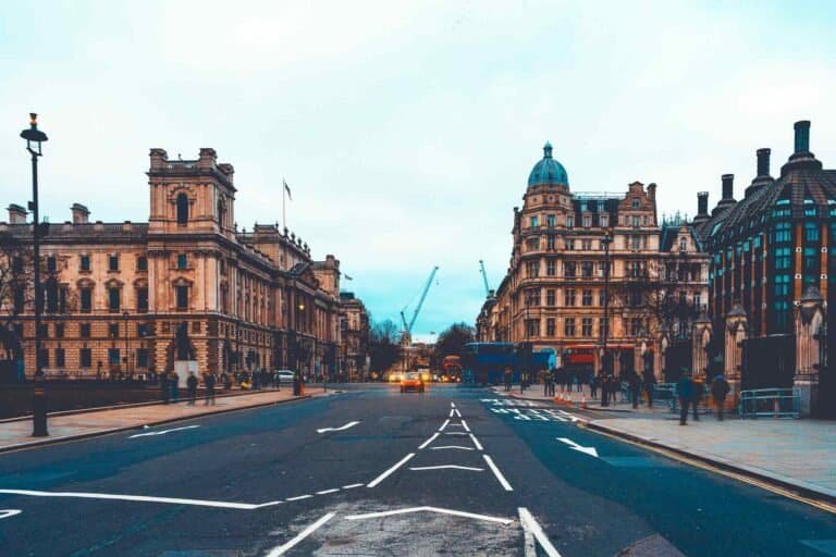City Stealth Camping : Legal Parking in London, Edinburgh, Manchester Stealth Camping In A City